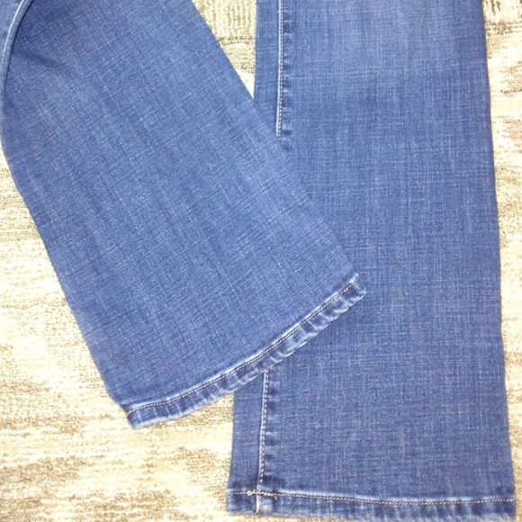 Like New LEE'S Platinum Label Curvy Fit Bootcut/Flare Jeans - Picture 7 of 16